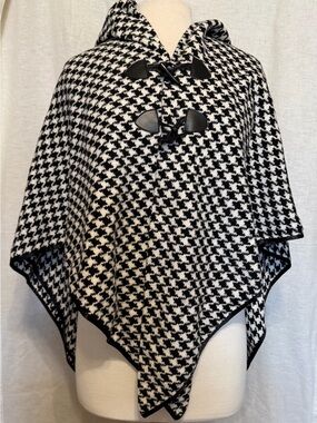 Houndstooth Collared Poncho with Toggle Closures - Black & White